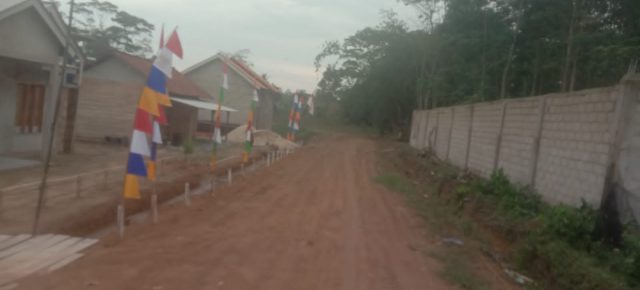Proyek Jalan Lingkungan di RT 13 Diduga Gelap: Warga Dikejutkan, Papan Informasi Raib, Pemerintah Bungkam