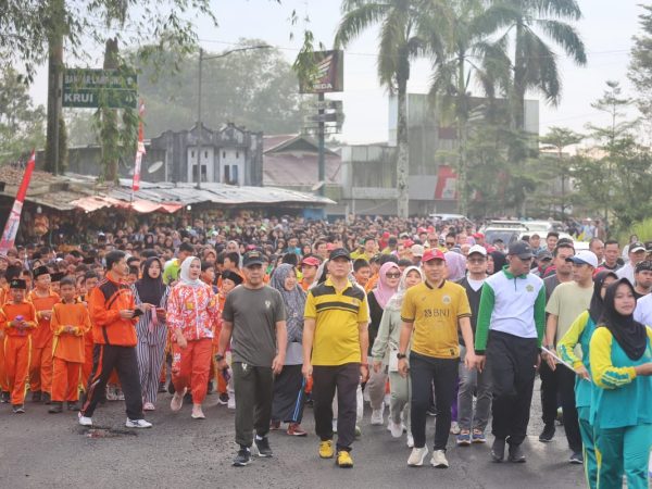 Peringati HUT RI Ke-80, Bupati Parosil Mabsus Ajak Warga Lampung Barat Jaga Kerukunan Lewat Jalan Sehat