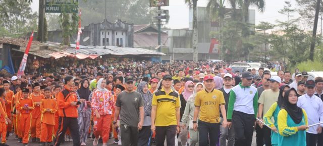 Peringati HUT RI Ke-80, Bupati Parosil Mabsus Ajak Warga Lampung Barat Jaga Kerukunan Lewat Jalan Sehat