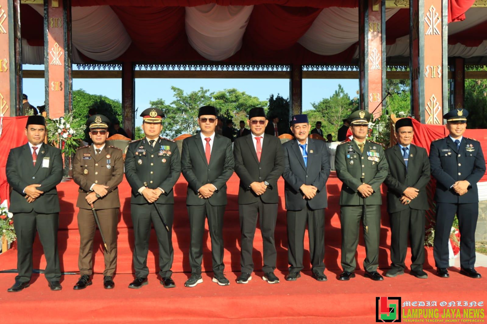Kapolres Tulang Bawang Barat Hadiri Upacara Penurunan Bendera Dalam Rangka Hari Ulang Tahun Kemerdekaan RI Ke-80