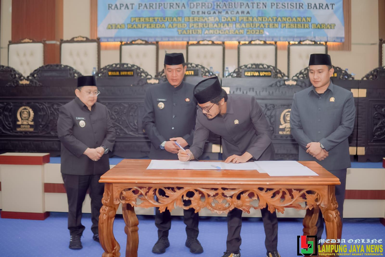 Bupati Dedi Irawan Hadiri Paripurna Persetujuan dan Penandatanganan Atas Ranperda APBD P Tahun 2025 Bupati Dedi Irawan Hadiri Paripurna Persetujuan dan Penandatanganan Atas Ranperda APBD P Tahun 2025
