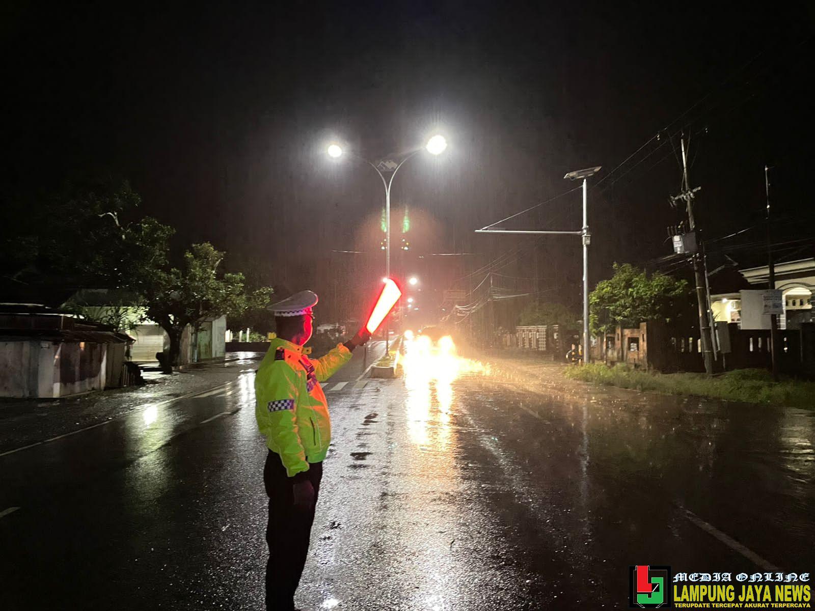 Sat Lantas Polres Tulang Bawang Barat, Patroli Malam Hari Untuk Jaga Kamsebtibcarlantas Sat Lantas Polres Tulang Bawang Barat, Patroli Malam Hari Untuk Jaga Kamsebtibcarlantas
