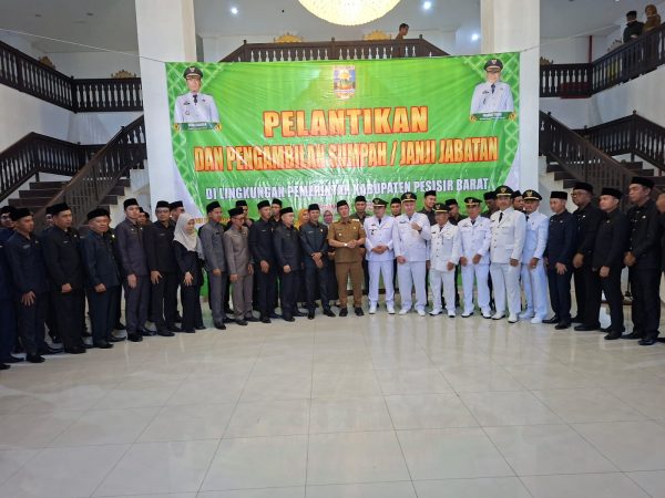 Bupati Pesisir Barat Dedi Irawan Lantik 56 Pejabat dan 6 Kepala UPTD Puskesmas Bupati Pesisir Barat Dedi Irawan Lantik 56 Pejabat dan 6 Kepala UPTD Puskesmas
