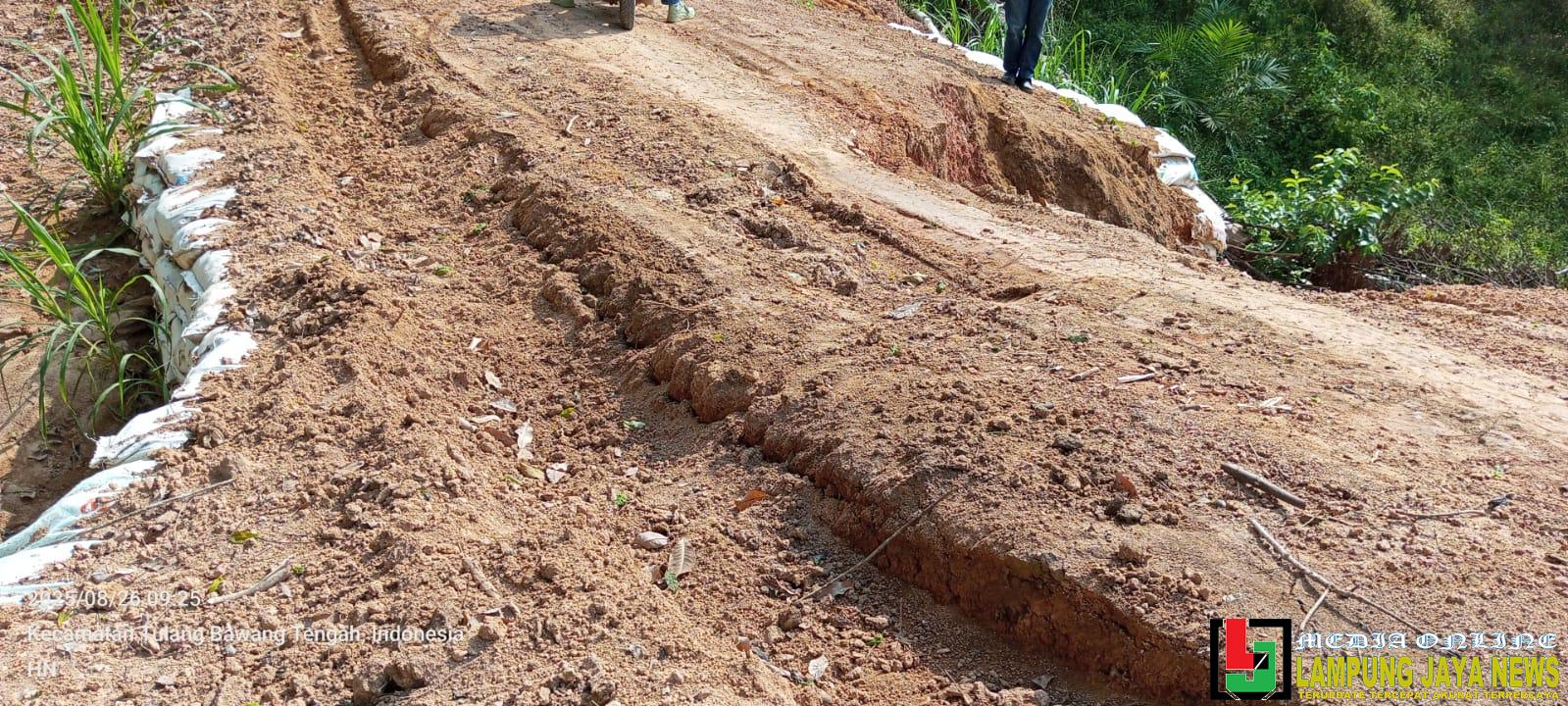 Proyek Jalan Lingkungan Di Tiyuh Gunung sari Diduga Tak Transparan, Baru Sebulan Dibangun Sudah Jebol Proyek Jalan Lingkungan Di Tiyuh Gunung sari Diduga Tak Transparan, Baru Sebulan Dibangun Sudah Jebol