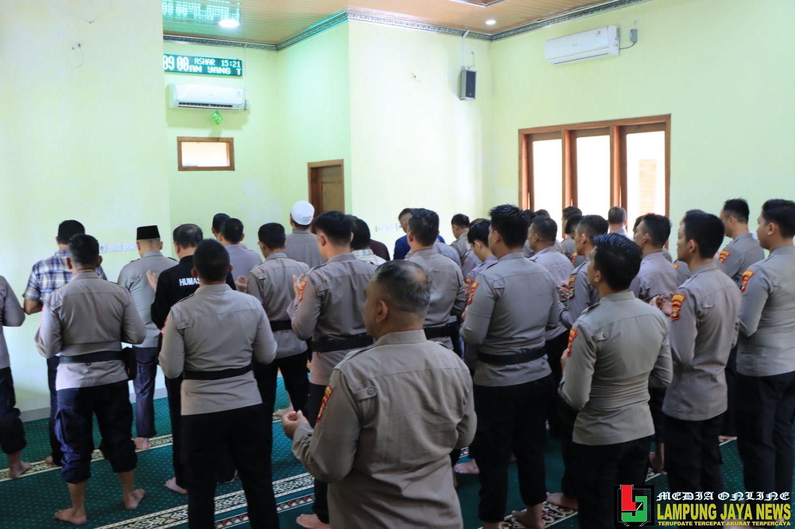 Polres Tulang Bawang Barar Gelar Sholat Ghaib dan doa bersama untuk Almarhum Affan Kurniawan Polres Tulang Bawang Barar Gelar Sholat Ghaib dan doa bersama untuk Almarhum Affan Kurniawan