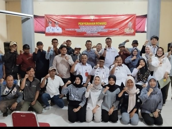 Pemkab Lambar Serahkan Reward Kepada Lima Kelompok Tani yang Mengikuti Pelatihan SL-PLA