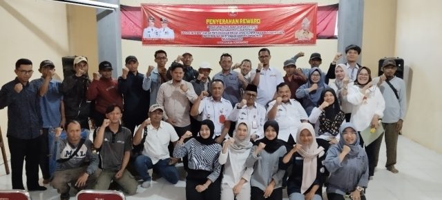 Pemkab Lambar Serahkan Reward Kepada Lima Kelompok Tani yang Mengikuti Pelatihan SL-PLA