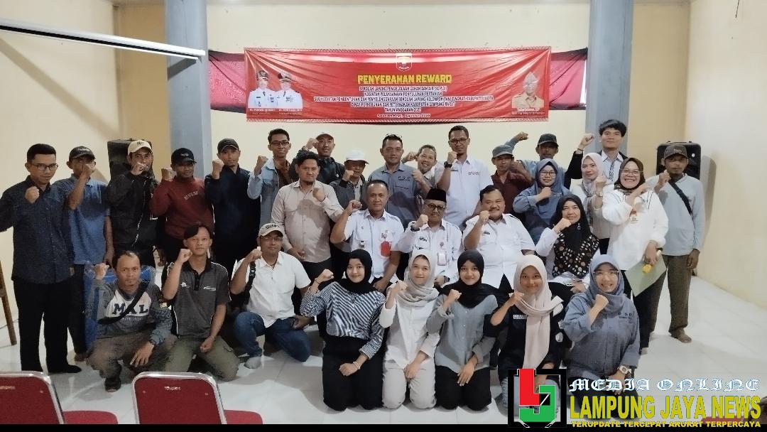 Pemkab Lambar Serahkan Reward Kepada Lima Kelompok Tani yang Mengikuti Pelatihan SL-PLA Pemkab Lambar Serahkan Reward Kepada Lima Kelompok Tani yang Mengikuti Pelatihan SL-PLA