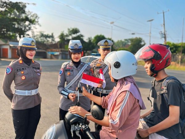Wujudkan Semangat Nasionalisme Menjelang HUT RI Ke-80, Sat Lantas Polres Tulang Bawang Barat Bagikan Bendera Merah Putih kepada Pengguna Jalan