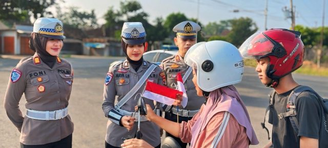 Wujudkan Semangat Nasionalisme Menjelang HUT RI Ke-80, Sat Lantas Polres Tulang Bawang Barat Bagikan Bendera Merah Putih kepada Pengguna Jalan