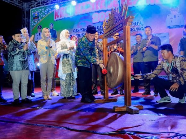 Pukul Gong, Bupati Dedi Irawan Resmi Membuka Gelaran Krui Heritage Festival Pukul Gong, Bupati Dedi Irawan Resmi Membuka Gelaran Krui Heritage Festival