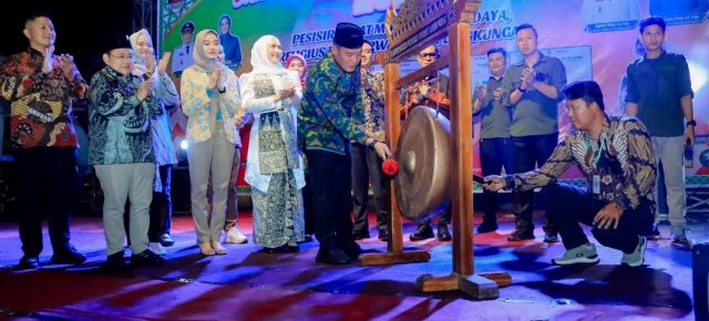 Pukul Gong, Bupati Dedi Irawan Resmi Membuka Gelaran Krui Heritage Festival
