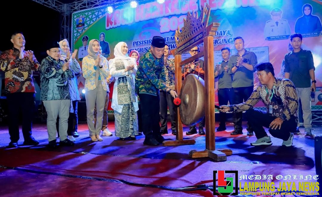Pukul Gong, Bupati Dedi Irawan Resmi Membuka Gelaran Krui Heritage Festival