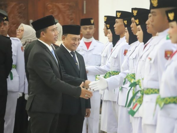 Bupati Parosil Kukuhkan 50 Anggota Paskibraka pada Peringatan HUT RI Ke-80