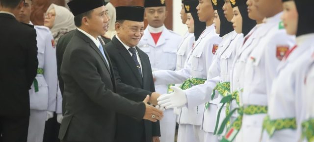 Bupati Parosil Kukuhkan 50 Anggota Paskibraka pada Peringatan HUT RI Ke-80