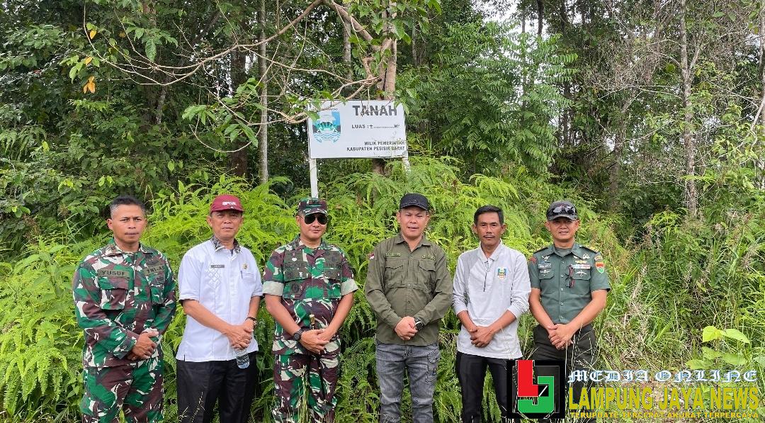 Bersama Dandim Letkol Inf Rizky Kurniawan, Pj Sekda Tedi Zadmiko survey calon lokasi pembentukan Kompi Produksi Ketahanan Pangan Kodim 0422/LB