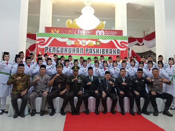 Bupati Dedi Irawan Kukuhkan 36 Anggota Paskibraka Pesisir Barat 2025
