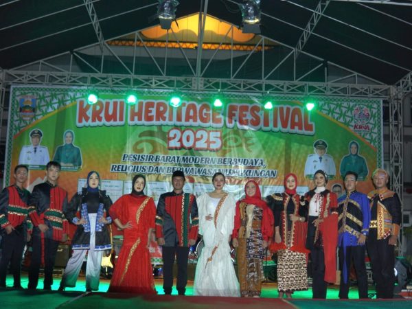 Bupati Dedi Irawan Tutup Kegiatan Krui Heritage Festival Tahun 2025 Bupati Dedi Irawan Tutup Kegiatan Krui Heritage Festival Tahun 2025