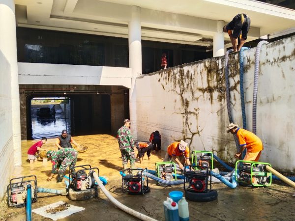Anggota Kodim 0422/Lampung Barat Bersama BPBD Bersihkan Genangan Air Pasca Banjir Akibat Luapan Sungai