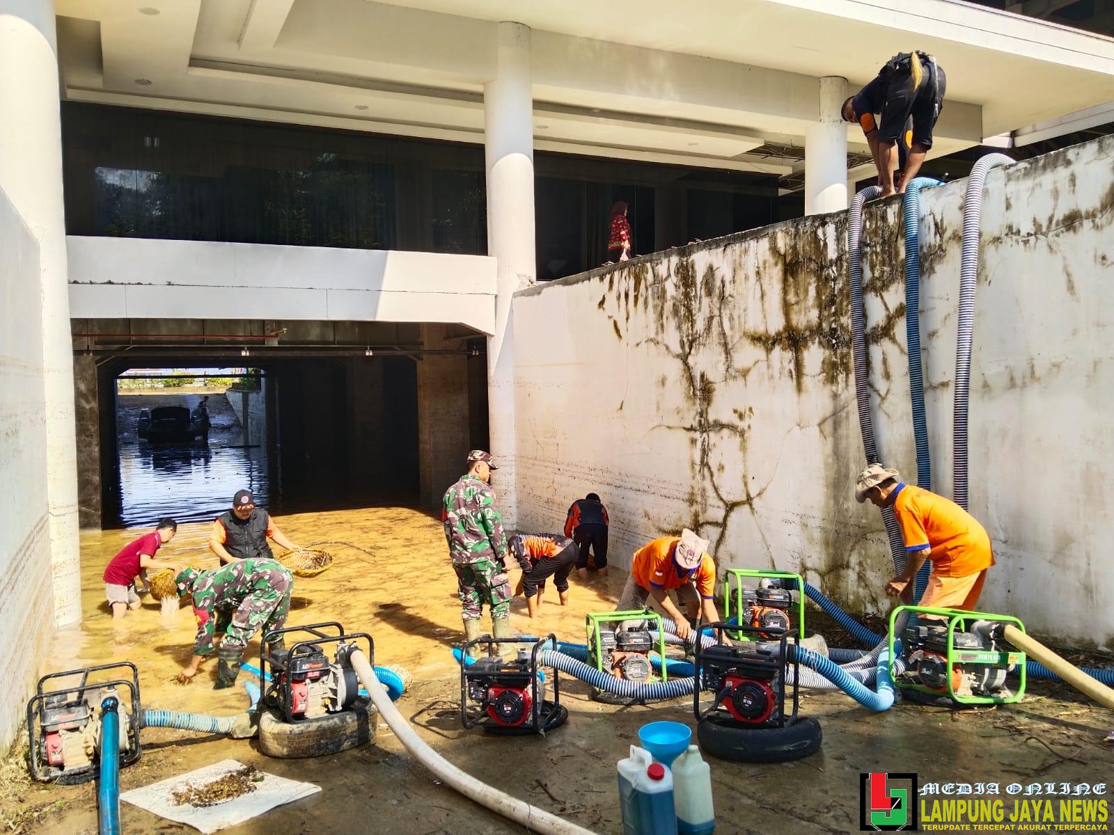 Anggota Kodim 0422/Lampung Barat Bersama BPBD Bersihkan Genangan Air Pasca Banjir Akibat Luapan Sungai Anggota Kodim 0422/Lampung Barat Bersama BPBD Bersihkan Genangan Air Pasca Banjir Akibat Luapan Sungai