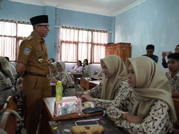 Langkah Strategis Gubernur Hapus Uang Komite Sekolah, Dorong Deflasi di Provinsi Lampung Langkah Strategis Gubernur Hapus Uang Komite Sekolah, Dorong Deflasi di Provinsi Lampung