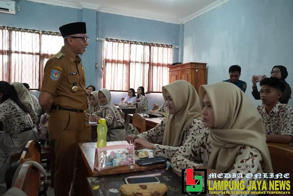 Langkah Strategis Gubernur Hapus Uang Komite Sekolah, Dorong Deflasi di Provinsi Lampung Langkah Strategis Gubernur Hapus Uang Komite Sekolah, Dorong Deflasi di Provinsi Lampung