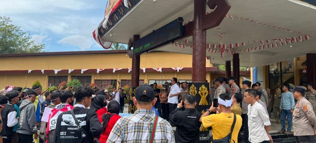 Gelar Pengamanan Aksi Damai Mahasiswa Di Gedung DPRD, Polres Way Kanan Kedepankan Sikap Humanis