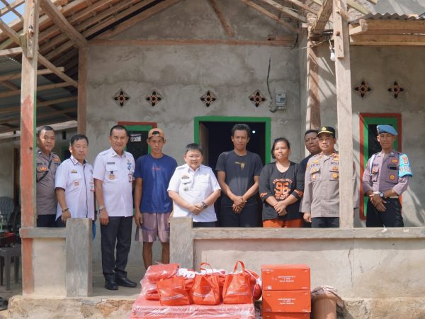 Kunjungi Korban Angin Puting beliyung, Irawan Topan Berikan Bantuan Perbaikan Rumah