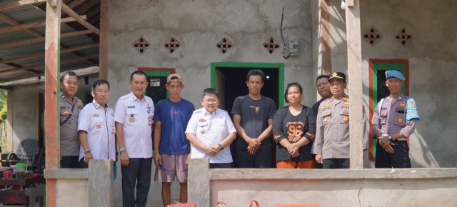 Kunjungi Korban Angin Puting beliyung, Irawan Topan Berikan Bantuan Perbaikan Rumah