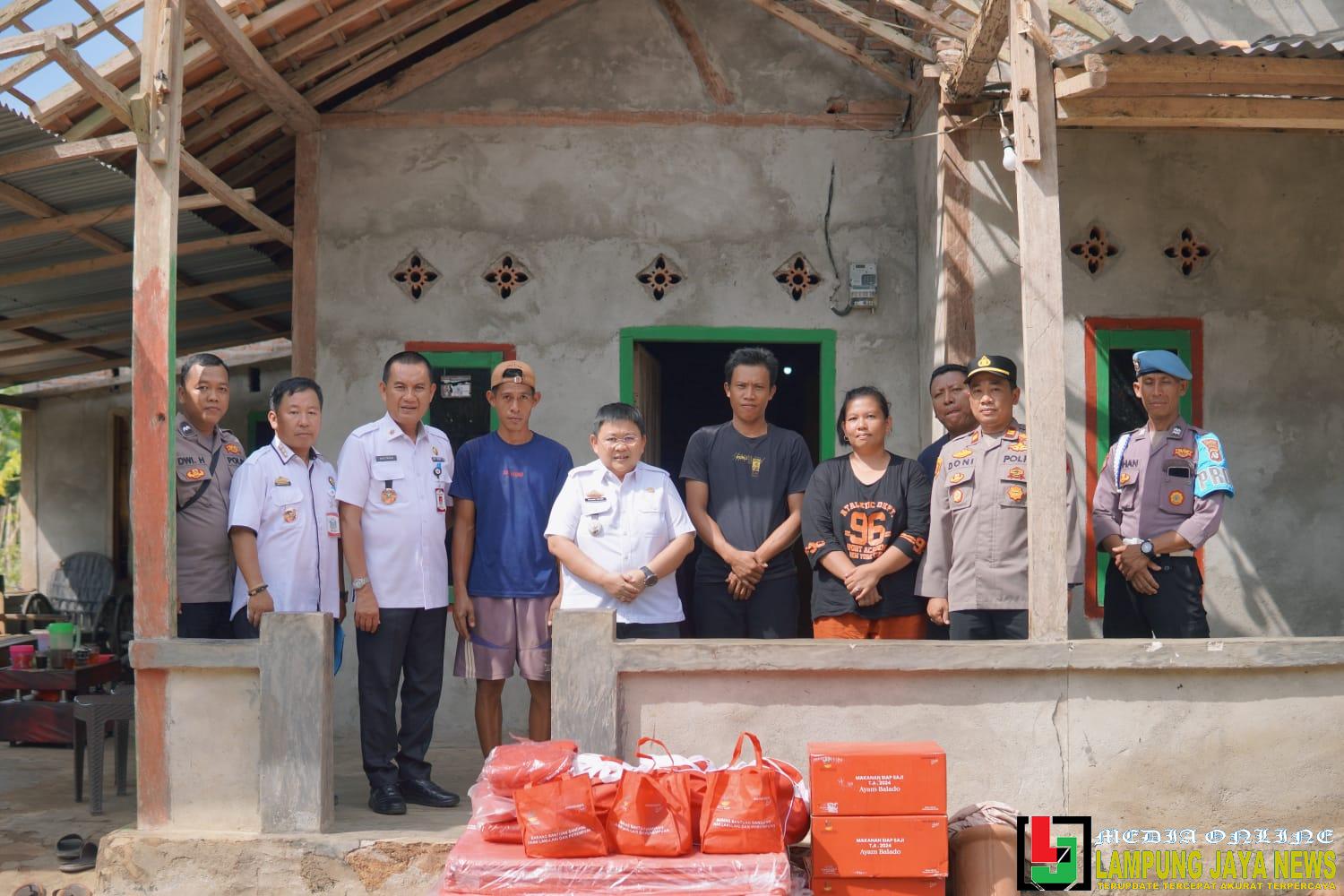 Kunjungi Korban Angin Puting beliyung, Irawan Topan Berikan Bantuan Perbaikan Rumah Kunjungi Korban Angin Puting beliyung, Irawan Topan Berikan Bantuan Perbaikan Rumah