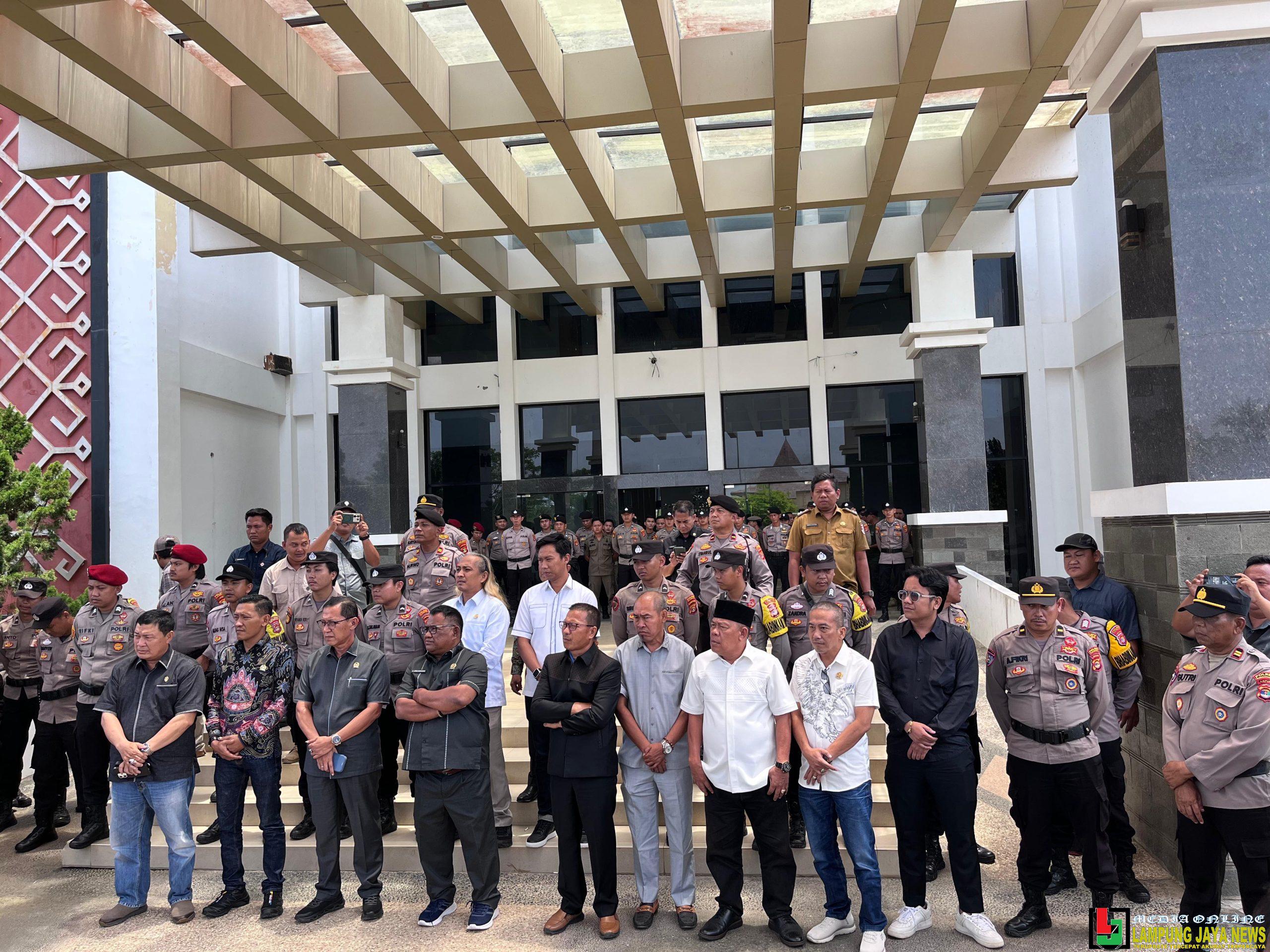 Polres Tulang Bawang Barat laksanakan Pengamanan kegiatan Aksi Damai Penyampaian Aspirasi Aliansi Media Tubaba Bersatu Polres Tulang Bawang Barat laksanakan Pengamanan kegiatan Aksi Damai Penyampaian Aspirasi Aliansi Media Tubaba Bersatu