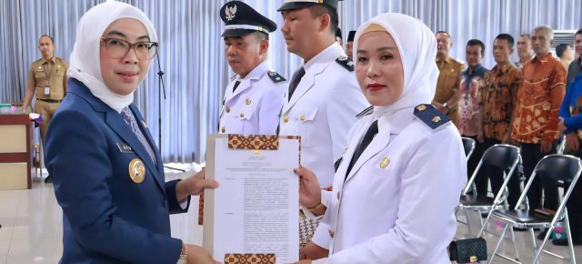 Bupati Ayu Asalasiyah Lantik Kepala Kampung Hasil Pergantian Antar Waktu Dan Penjabat Kepala Kampung