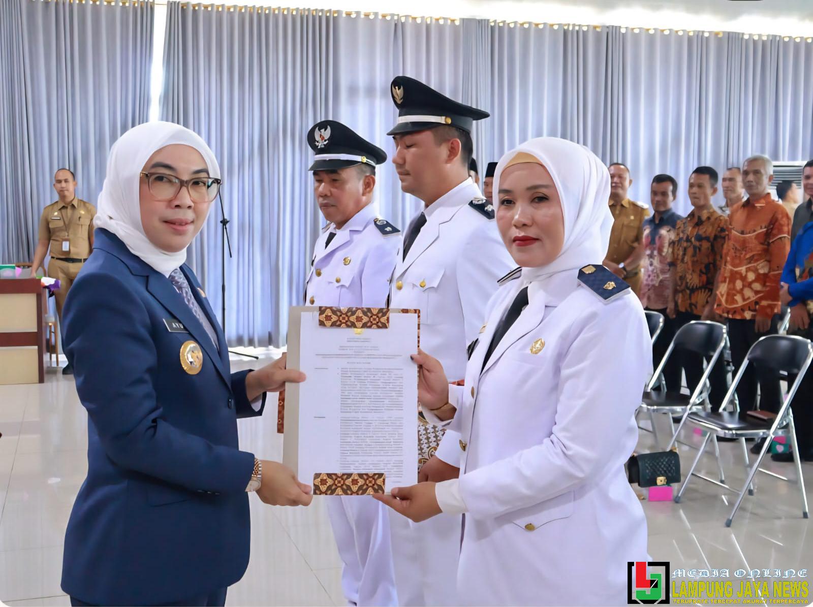 Bupati Ayu Asalasiyah Lantik Kepala Kampung Hasil Pergantian Antar Waktu Dan Penjabat Kepala Kampung Bupati Ayu Asalasiyah Lantik Kepala Kampung Hasil Pergantian Antar Waktu Dan Penjabat Kepala Kampung