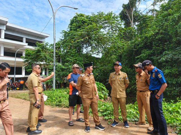Tinjau Banjir Komplek Pemda, Bupati Dedi Irawan Minta Evaluasi Saluran Drainase