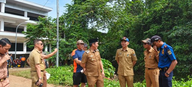 Tinjau Banjir Komplek Pemda, Bupati Defi Irawan Minta Evaluasi Saluran Drainase