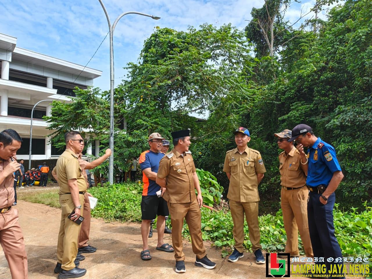 Tinjau Banjir Komplek Pemda, Bupati Defi Irawan Minta Evaluasi Saluran Drainase