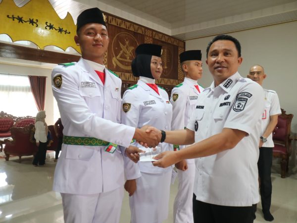 Bupati Parosil Serahkan Tali Asih Kepada Tiga Paskibraka Lampung Barat yang Harumkan Daerah di Tingkat Provinsi