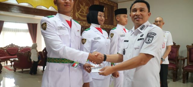 Bupati Parosil Serahkan Tali Asih Kepada Tiga Paskibraka Lampung Barat yang Harumkan Daerah di Tingkat Provinsi