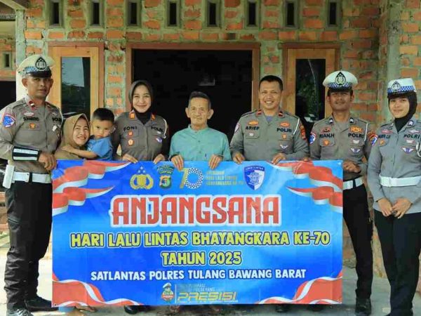 Personel Satlantas Polres Tulang Bawang Barat Melaksanakan Kegiatan Anjangsana Kerumah Purnawirawan Polri