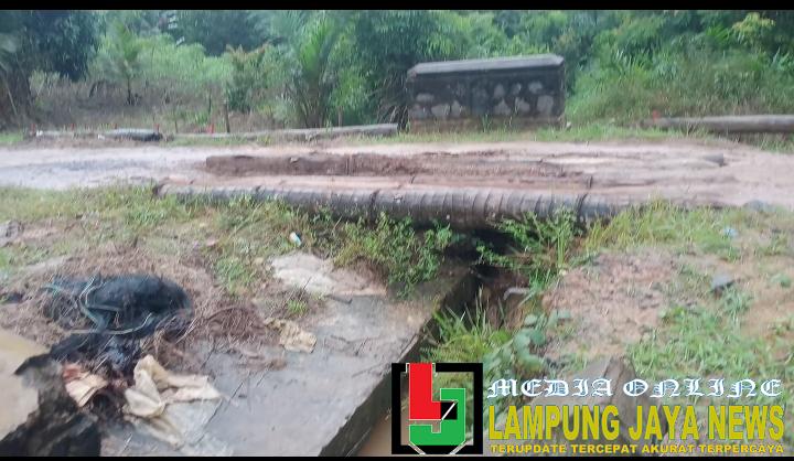 Jembatan Penghubung Lampung – Sumsel Rusak Parah, Warga Menangis Harap Perbaikan