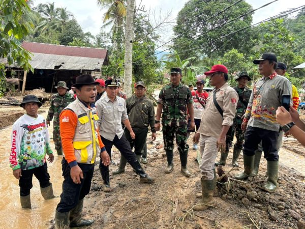 Bersama Dandim 0422/Lampung Barat, Bupati & Kapolres Tinjau Lokasi Banjir dan Tanah Longsor di Kecamatan Suoh