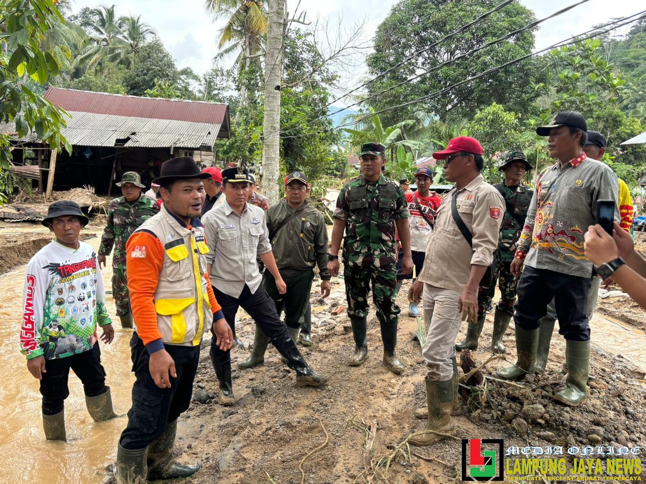 Bersama Dandim 0422/Lampung Barat, Bupati & Kapolres Tinjau Lokasi Banjir dan Tanah Longsor di Kecamatan Suoh