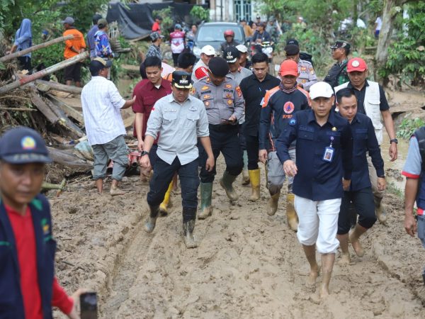 Tinjau Lokasi Banjir, Bupati Parosil Salurkan Bantuan Bagi Warha Yang Terdampak
