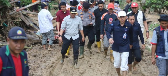 Tinjau Lokasi Banjir, Bupati Parosil Salurkan Bantuan Bagi Warha Yang Terdampak