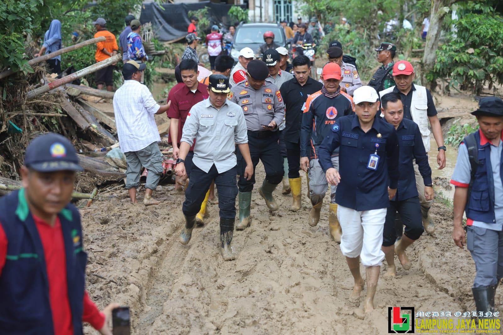 Tinjau Lokasi Banjir, Bupati Parosil Salurkan Bantuan Bagi Warha Yang Terdampak Tinjau Lokasi Banjir, Bupati Parosil Salurkan Bantuan Bagi Warha Yang Terdampak