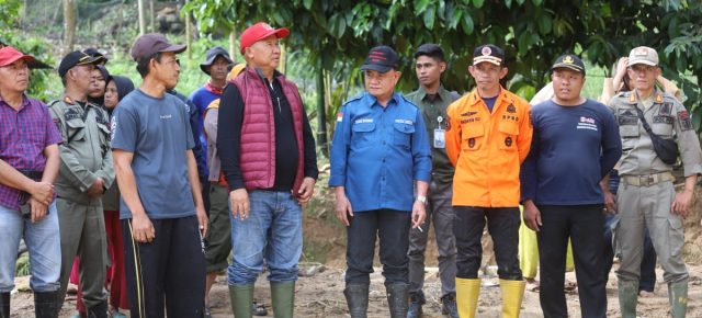 Peduli Warga Terdampak Banjir Bandang di Suoh, Wabup Mad Hasnurin Apresiasi Kepedulian Anggota DPR RI Komisi V Mukhlis Basri