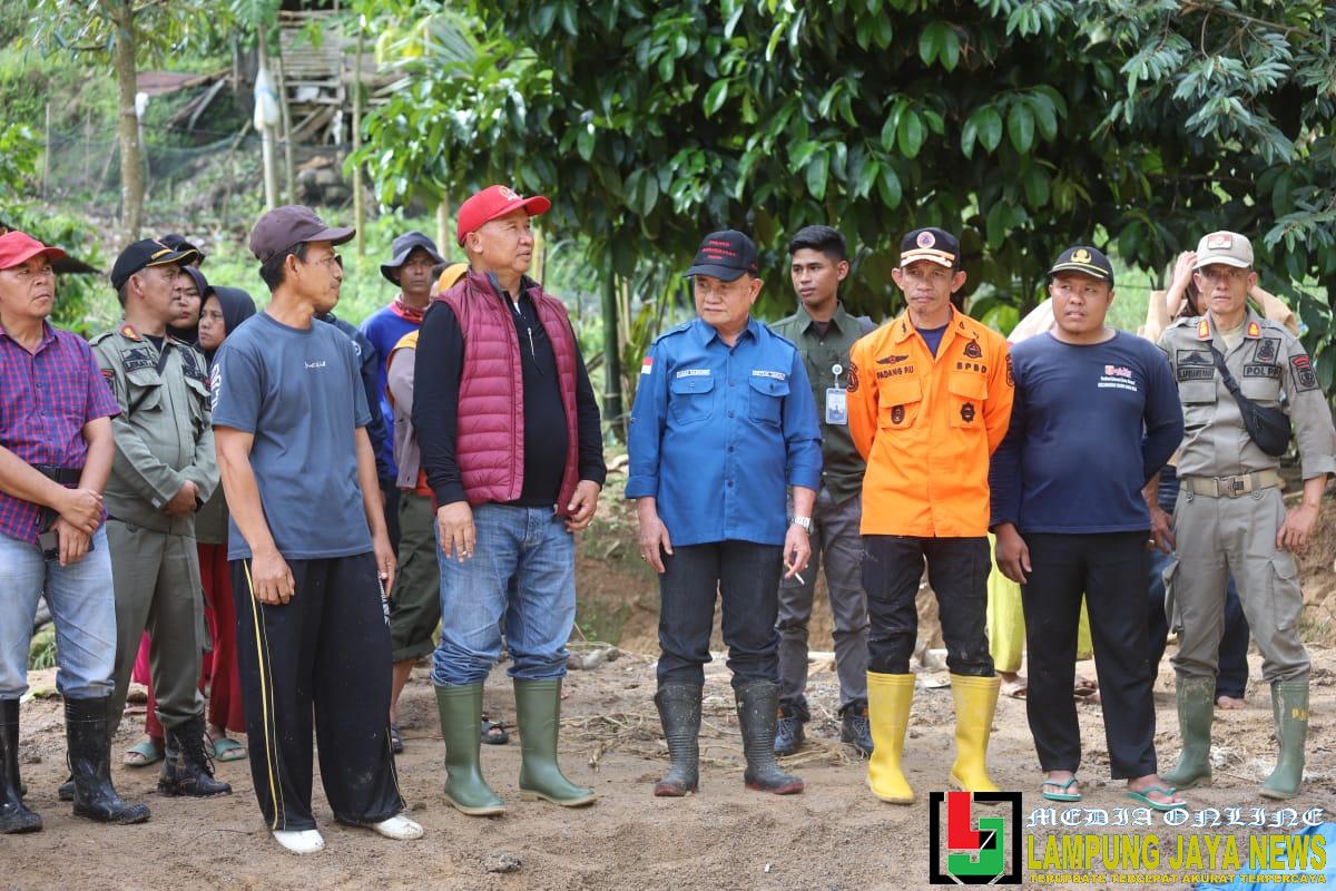 Peduli Warga Terdampak Banjir Bandang di Suoh, Wabup Mad Hasnurin Apresiasi Kepedulian Anggota DPR RI Komisi V Mukhlis Basri Peduli Warga Terdampak Banjir Bandang di Suoh, Wabup Mad Hasnurin Apresiasi Kepedulian Anggota DPR RI Komisi V Mukhlis Basri