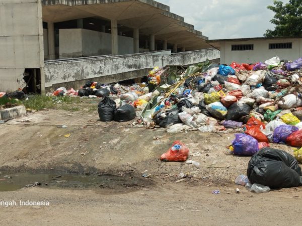 Sampah Menumpuk di Pasar Modern Pulung Kencana, Pedagang dan Pembeli Mengeluh Bau Busuk Hingga Belatung! Sampah Menumpuk di Pasar Modern Pulung Kencana, Pedagang dan Pembeli Mengeluh Bau Busuk Hingga Belatung!