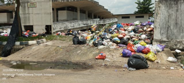 Sampah Menumpuk di Pasar Modern Pulung Kencana, Pedagang dan Pembeli Mengeluh Bau Busuk Hingga Belatung! Sampah Menumpuk di Pasar Modern Pulung Kencana, Pedagang dan Pembeli Mengeluh Bau Busuk Hingga Belatung!