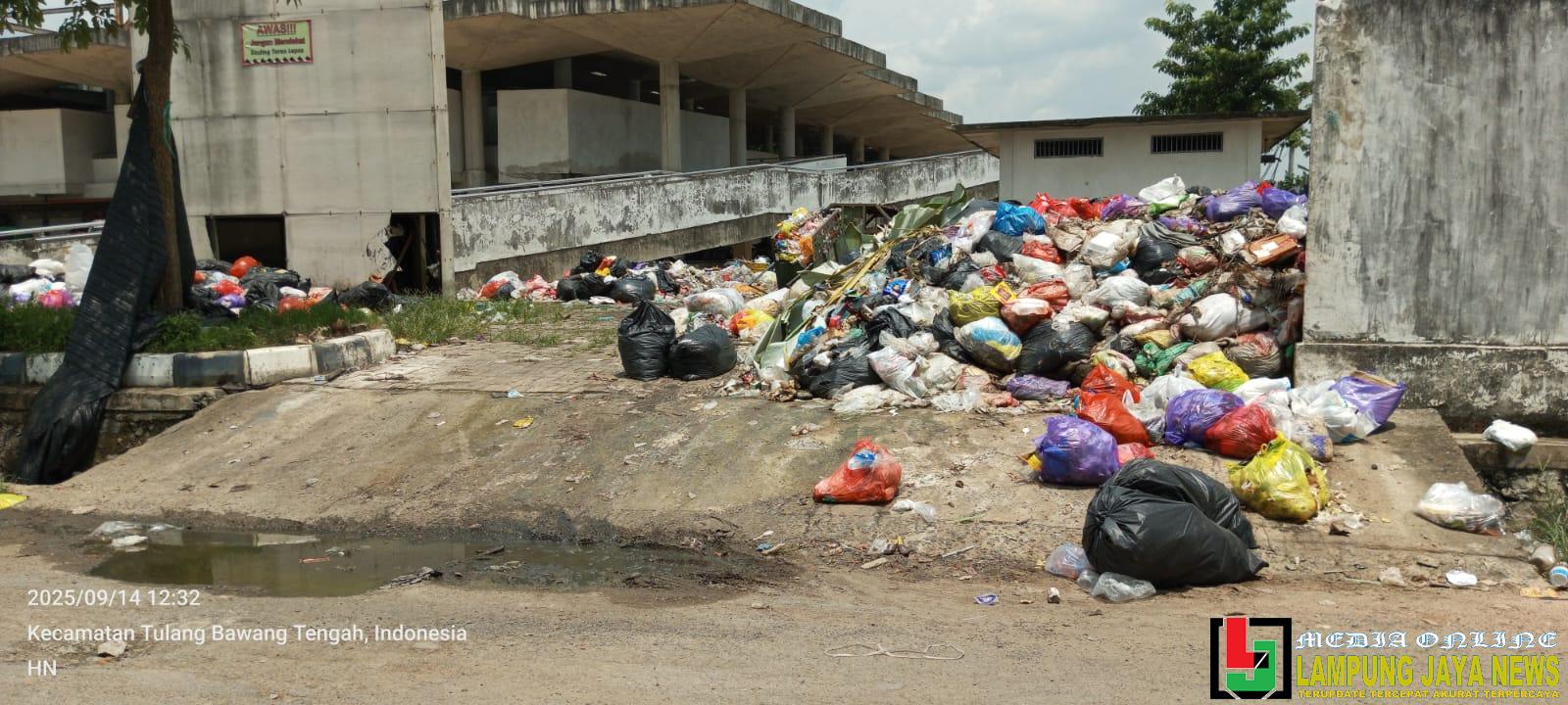 Sampah Menumpuk di Pasar Modern Pulung Kencana, Pedagang dan Pembeli Mengeluh Bau Busuk Hingga Belatung! Sampah Menumpuk di Pasar Modern Pulung Kencana, Pedagang dan Pembeli Mengeluh Bau Busuk Hingga Belatung!